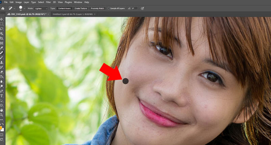 nhấp chuột vào mụn trên gương mặt của người mẫu để giúp Photoshop tự động xóa mụn và thay bằng các vùng da đẹp hơn