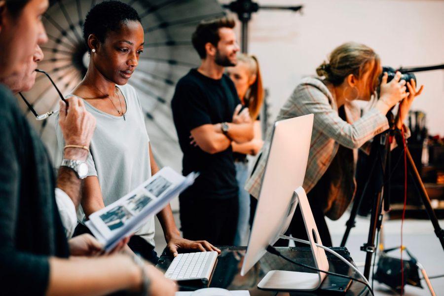 Khám phá vai trò Art Director và sự khác biệt với Creative Director
