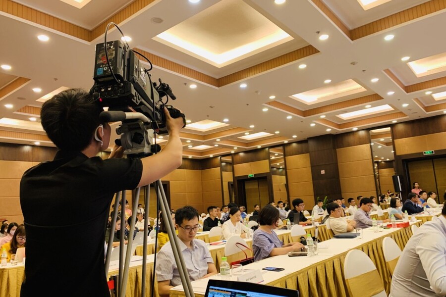 Bí quyết chụp ảnh hội nghị chuyên nghiệp giúp bạn bắt trọn khoảnh khắc đắt giá