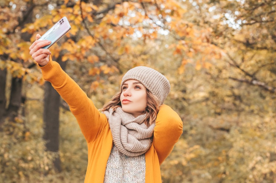 Hướng Dẫn Chụp Selfie Đúng Cách Để Gương Mặt Trẻ Trung, Thanh Thoát Hơn