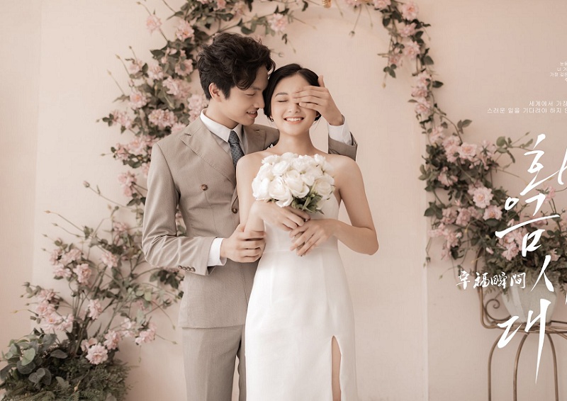 Phong cách chụp ảnh cưới sẽ giúp bạn tạo ra bộ ảnh đẹp và đầy tính nghệ thuật. Bạn có thể lựa chọn phong cách tự nhiên, cổ điển hoặc phong cách Hàn Quốc. Click để xem những bức ảnh ấn tượng và lãng mạn của phong cách chụp này.