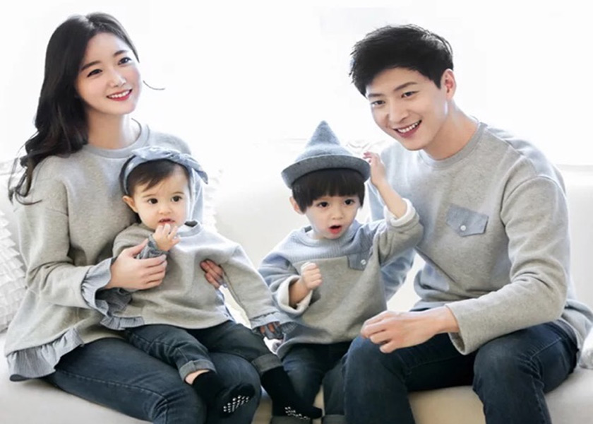 Một bức ảnh gia đình phong cách Hàn Quốc sẽ mang lại cho bạn những khoảnh khắc đáng nhớ với người thân. Chụp ảnh cùng Studio chuyên nghiệp và tận hưởng không khí ấm áp, vui tươi trong không gian thiết kế đậm chất Hàn sẽ là trải nghiệm đáng nhớ cho cả gia đình.